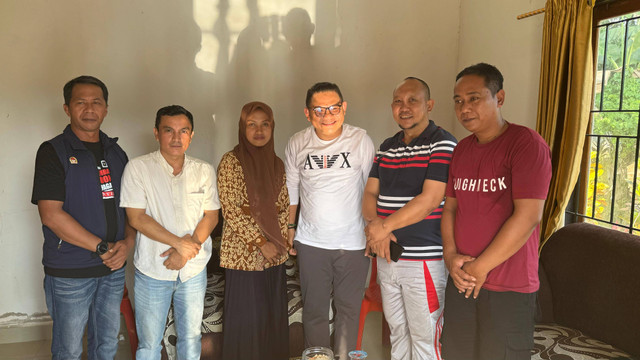 Anggota DPR RI, Jaelani usai berdialog dengan Supriyani, Guru di Konawe Selatan yang dilaporkan ke polisi. Foto: Dok. Istimewa.