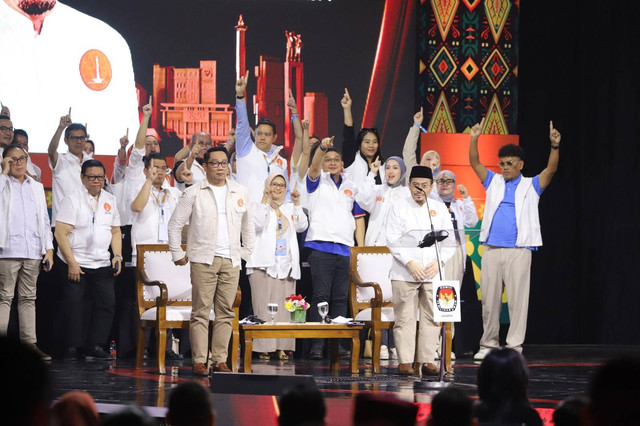 Paslon nomor urut 01 Ridwan Kamil-Suswono saat Debat Kedua Pilgub Jakarta di City Beach International Stadium (BCIS) Ancol, Jakarta, Minggu (27/10/2024). Foto: Iqbal Firdaus/kumparan