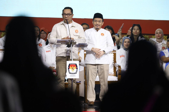 Paslon nomor urut 01 Ridwan Kamil-Suswono saat Debat Kedua Pilgub Jakarta di City Beach International Stadium (BCIS) Ancol, Jakarta, Minggu (27/10/2024). Foto: Iqbal Firdaus/kumparan