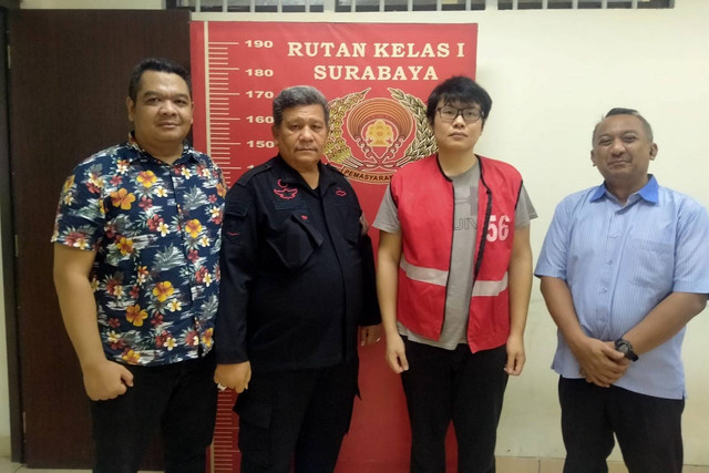 Terpidana Gregorius Ronald Tannur (rompi merah) tiba di Rutan Kelas 1 Medaeng, Surabaya, Minggu (27/10/2024). Foto: Kemenkumham Jatim