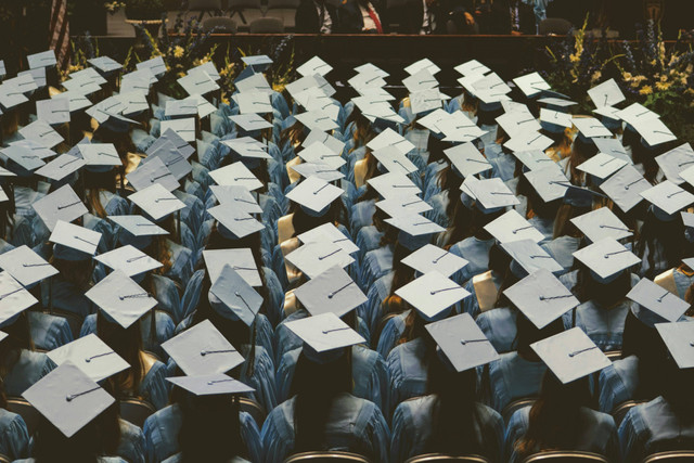 https://unsplash.com/photos/blue-and-white-academic-hat-iggWDxHTAUQ