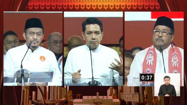 Cawagub nomor urut 01 Suswono, Cawagub nomor urut 02 Kun Wardana, dan Cawagub nomor urut 03 Rano Karno menyampaikan pendapatnya saat Debat Kedua Pilgub Jakarta di City Beach International Stadium (BCIS) Ancol, Jakarta, Minggu (27/10/2024). Foto: YouTube/ KPU PROVINSI DKI JAKARTA 