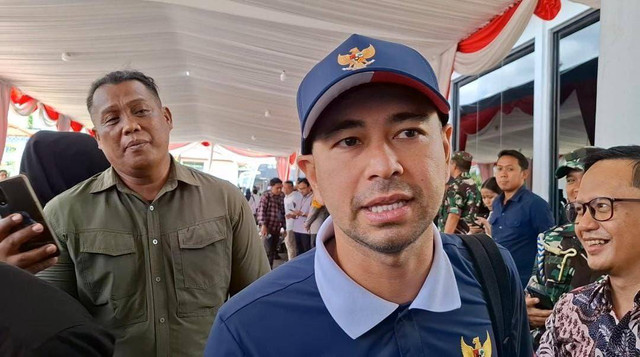 Raffi Ahmad tiba di Lanud Adisutjipto Yogyakarta untuk kembali ke Jakarta pasca mengikuti retreat Menteri Kabinet Merah Putih di Magelang. (Foto: Tugu Jogja)