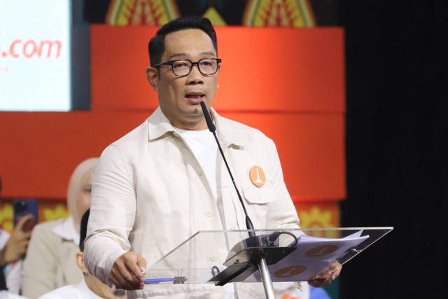 Cagub nomor urut 01 Ridwan Kamil menyampaikan pendapatnya saat Debat Kedua Pilgub Jakarta di City Beach International Stadium (BCIS) Ancol, Jakarta, Minggu (27/10/2024). Foto: Iqbal Firdaus/kumparan