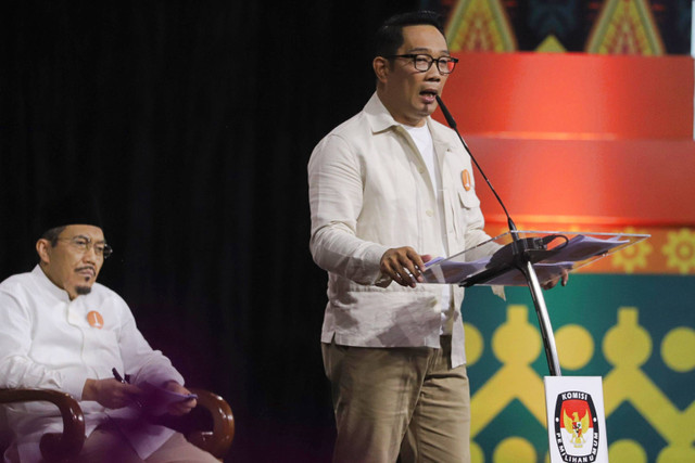 Cagub nomor urut 01 Ridwan Kamil menyampaikan pendapatnya saat Debat Kedua Pilgub Jakarta di City Beach International Stadium (BCIS) Ancol, Jakarta, Minggu (27/10/2024). Foto: Iqbal Firdaus/kumparan