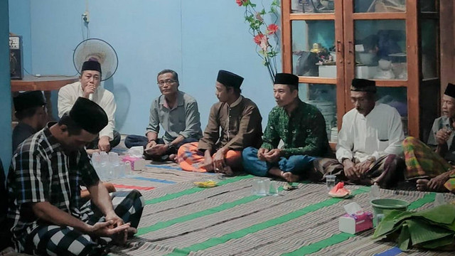 Doa bersama yang digelar relawan Setyo Wahono-Nurul Azizah, di Desa Sambongrejo, Kecamatan Gondang, Kabupaten Bojonegoro. Minggu (27/10/2024). (Aset: Istimewa)