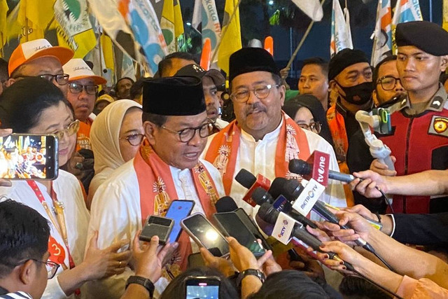 Paslon nomor urut 03 Pramono Anung-Rano Karno usai Debat Kedua Pilgub Jakarta di City Beach International Stadium (BCIS) Ancol, Jakarta, Minggu (27/10/2024). Foto: Abid Raihan/kumparan