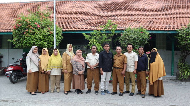 Foto bersama jajaran guru SLB Karya Bhakti Surabaya