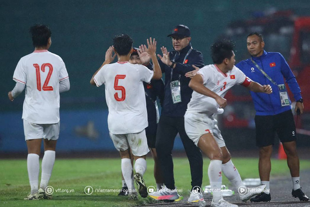 Selebrasi pemain Vietnam saat lawan Yaman dalam laga Kualifikasi Piala Asia U-17 2025 di Viet Tri Stadium, Phu Tho, pada Minggu (27/10/2024). Foto: VFF