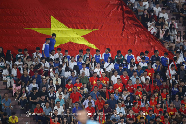 Suporter nonton Vietnam vs Yaman dalam laga Kualifikasi Piala Asia U-17 2025 di Viet Tri Stadium, Phu Tho, pada Minggu (27/10/2024). Foto: VFF