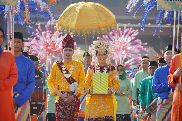 Pasangan pengantin dari Bank Kalbar saat mengikuti Festival Arakan pengantin di peringatan hari jadi Kota Pontianak ke-253. Foto: Dok. Bank Kalbar