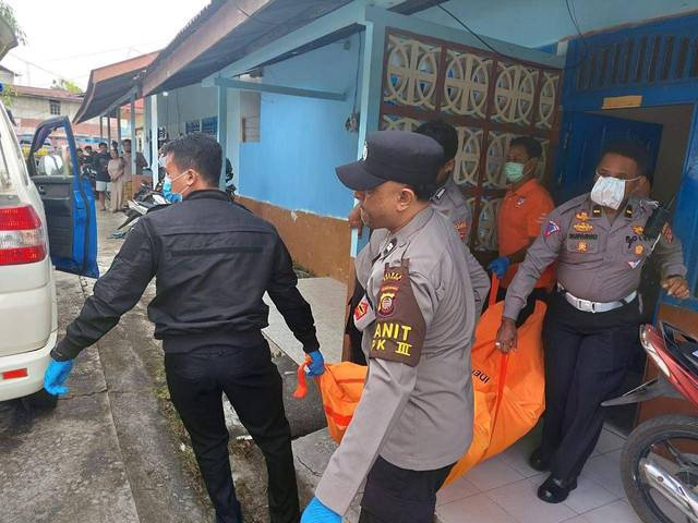 Evakuasi korban yang meninggal di kamar kos oleh pihak kepolisian. Foto: Dok Polres Sintang