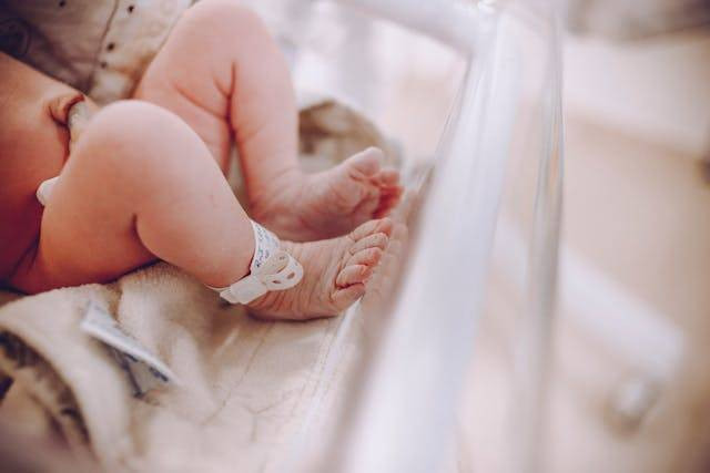 Foto oleh Vidal Balielo Jr.: https://www.pexels.com/id-id/foto/kaki-bayi-4005602/