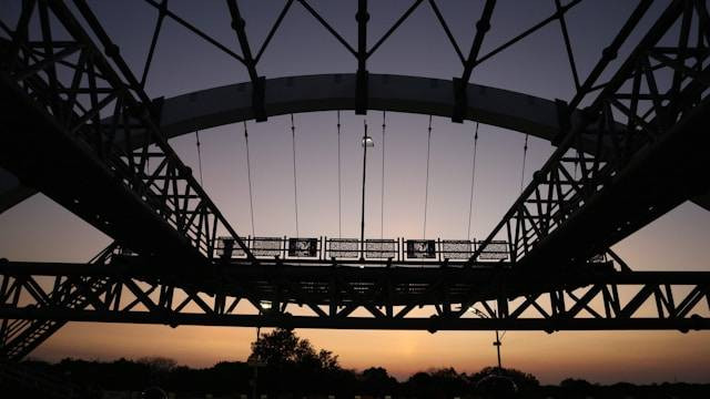 Jembatan Suroboyo. Sumber: unsplash.com/Rizki Oceano