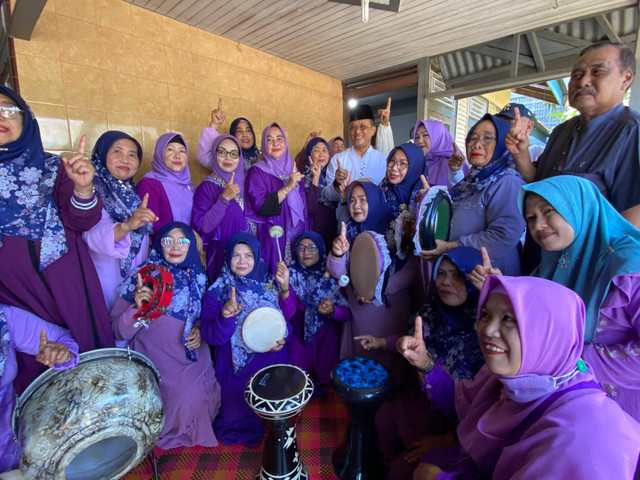 Didi Haryono saat berfoto bersama Organisasi Wanita Islam Kota Singkawang. Foto: Yulia Ramadhiyanti/Hi!Pontianak