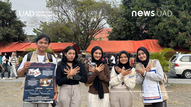 Tim De Verlichter Universitas Ahmad Dahlan (UAD) Saat Suarakan Aksi Mediasi Non-Litigasi di Alun-Alun Selatan (Dok. Tim De Verlichter)