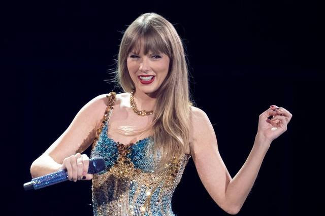 Ilustrasi Taylor Swift membawakan lagu Fearless. Foto: Suzanne Cordeiro/ AFP