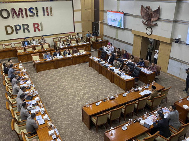 Rapat Dengar Pendapat Komisi III DPR RI dengan Kapolda NTT dan Kapolda Sulteng di gedung DPR RI, Jakarta pada Senin (28/10/2024). Foto: Abid Raihan/kumparan