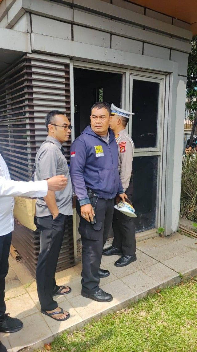 Seorang anak disandera di dalam pospol Pejaten. Foto: Syawal/kumparan