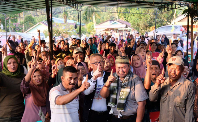 Calon Gubernur Kalbar nomor urut 1, Sutarmidji saat silaturahmi dialogis dengan masyarakat Anjongan Mempawah yang dipusatkan di Desa Pak Bulu. Foto: Dok. Tim Media Midji-Didi