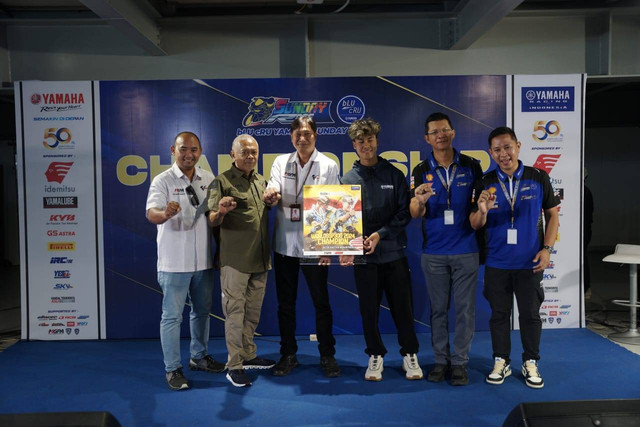 Direktur Utama Mandalika Grand Prix Association (MGPA), Priandhi Satria, memberi penghargaan ke Aldi Satya Mahendra dalam acara Championship Night Yamaha Sunday Race Round 2 di Pertamina Mandalika International Circuit, Minggu (27/10/2024). Foto: MGPA