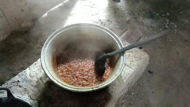 Proses memasak air nira. Foto: Zuhairoh/Kumparan.