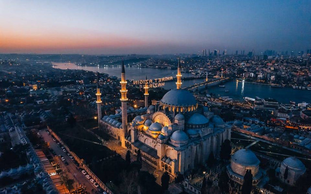 Masjid Agung Surabaya. Foto hanya ilustrasi, bukan tempat sebenarnya. Sumber: pexels.com/Musa Ortaç