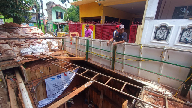 Kondisi depan rumah yang fondasinya terdampak galian saluran air Sudin SDA Jakarta Timur, Ciracas, Jaktim, Senin (28/10). Foto: Thomas Bosco/kumparan