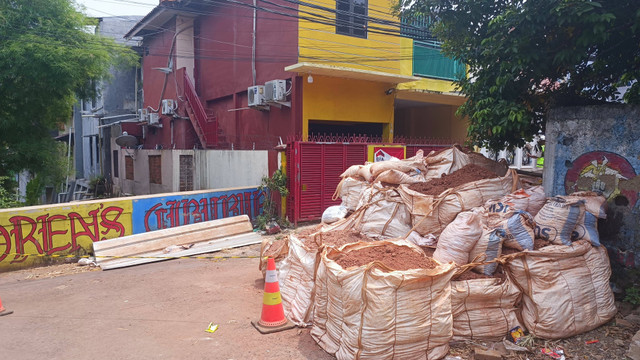 Kondisi depan rumah yang fondasinya terdampak galian saluran air Sudin SDA Jakarta Timur, Ciracas, Jaktim, Senin (28/10). Foto: Thomas Bosco/kumparan