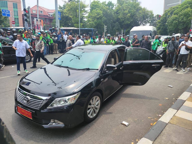 Mobil berpelat nomor TNI yang membantu proses evakuasi penyanderaan anak 5 tahun di pospol Pejaten Foto: Syawal Febrian Darisman/kumparan