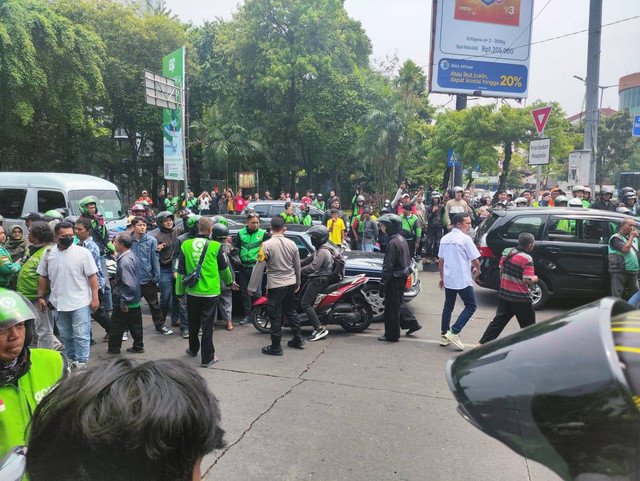 Suasana saat evakuasi anak usia 5 tahun yang disandera di pospol Pejaten. Foto: Syawal Febrian Darisman/kumparan