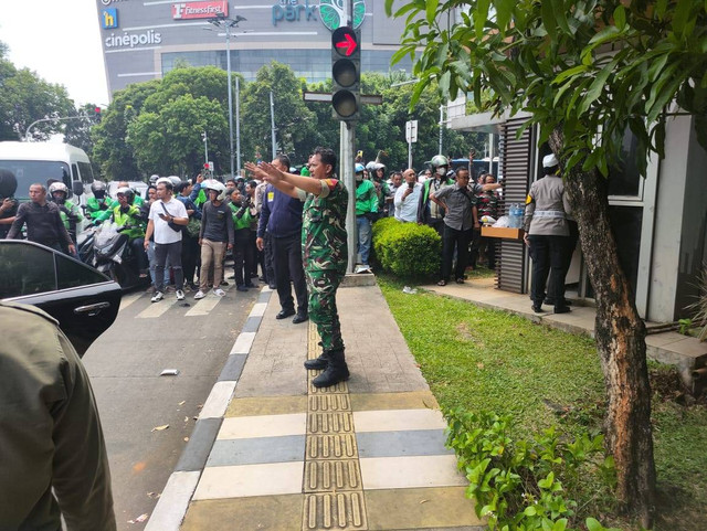 Suasana saat penyanderaan bocah usia 5 tahun di pospol Pejaten, Jakarta Selatan. Foto: Syawal Febrian Darisman/kumparan