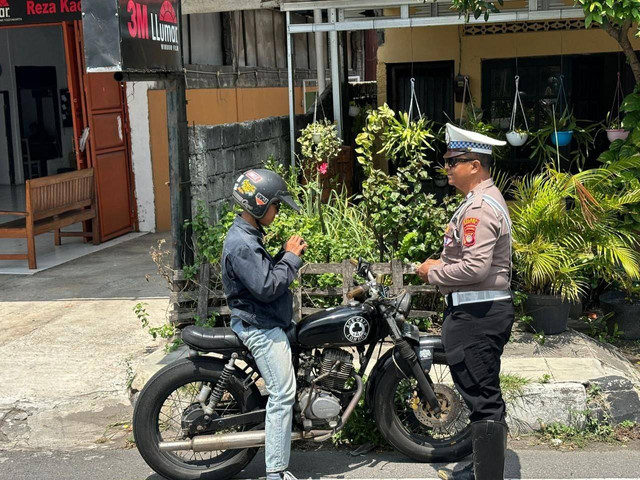 Anggota Polisi memberhentikan pengendara motor yang melanggar aturan saat Operasi Zebra Progo 2024Foto: Istimewa