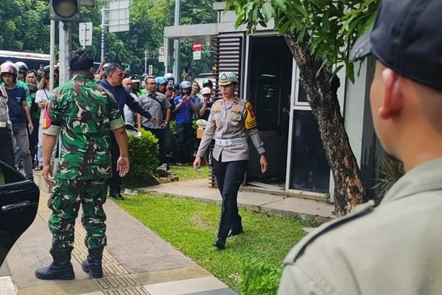 Detik detik pelaku keluar bersama anak perempuan yang disandera di Pejaten, Jakarta Selatan, Senin (28/10/2024). Foto: Syawal Darisman/kumparan