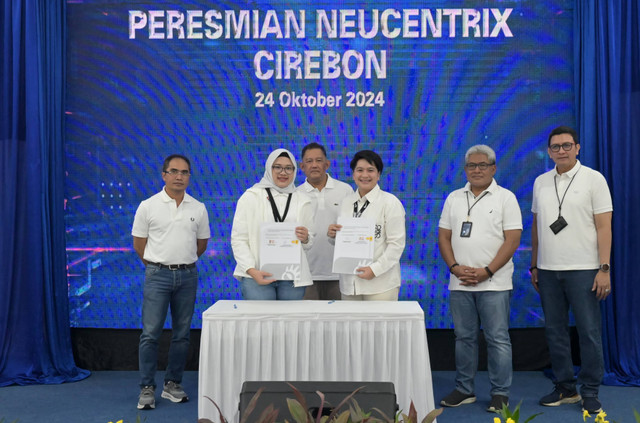 SM Regional Wholesale Service Telkom Regional II Ekadiah Finandiarsi (depan, kiri) dan VP Sales Marketing PT Integrasi Jaringan Ekosistem, Sandra Febria (depan, kanan) usai penandatanganan Berita Acara Kesepakatan Penggunaan Layanan Data Center neuCentrIX Cirebon, disaksikan Direktur Group Business Development Telkom Honesti Basyir (belakang, paling kiri), Direktur Wholesale & International Service Telkom Bogi Witjaksono (belakang, kedua dari kiri), Direktur Network & IT Solution Telkom Herlan Wijanarko (belakang, kedua dari kanan), dan EVP Telkom Regional II E. Kurniawan (belakang, paling kanan) di Cirebon, beberapa waktu lalu. Foto: Dok. Telkom