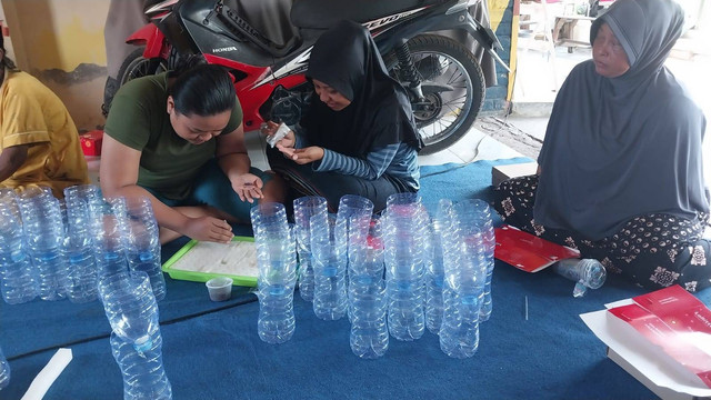 Foto: Pribadi, Para Peserta Mempraktekan Botol Plastik Sebagai Media Tanam Hidroponik