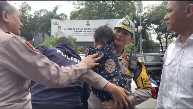 Bocah 7 tahun yang disandera tiba di Polres Metro Jakarta Selatan. Foto: Rachmadi Rasyad/kumparan