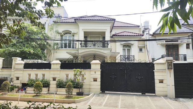 Rumah mantan pejabat MA, Zarof Ricar di Jalan Senayan Nomor 8, Kebayoran Baru, Jakarta Selatan, Senin (28/10/2024). Foto: Jonathan Devin/kumparan