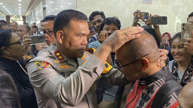 Momen Kapolda NTT Daniel Tahi berbicara dengan Ipda Rudy Soik di gedung DPR RI, Jakarta pada Senin (28/10/2024). Foto: Abid Raihan/kumparan