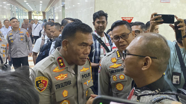 Momen Kapolda NTT Daniel Tahi berbicara dengan Ipda Rudy Soik di gedung DPR RI, Jakarta pada Senin (28/10/2024). Foto: Abid Raihan/kumparan