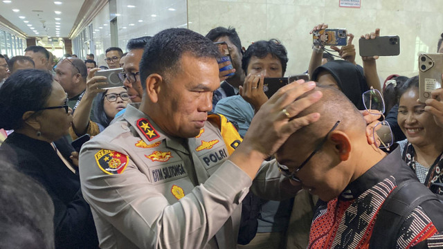 Momen Kapolda NTT Daniel Tahi berbicara dengan Ipda Rudy Soik di gedung DPR RI, Jakarta pada Senin (28/10/2024). Foto: Abid Raihan/kumparan