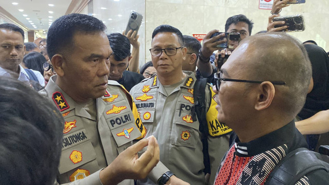 Momen Kapolda NTT Daniel Tahi berbicara dengan Ipda Rudy Soik di gedung DPR RI, Jakarta pada Senin (28/10/2024). Foto: Abid Raihan/kumparan