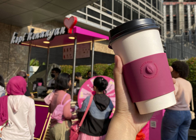 Kopi Kenangan dan Lovepink luncurkan coffee sleeve berbentuk benjolan biji kopi, dorong kesadaran deteksi kanker payudara sedari dini.
 Foto: Dok. Kopi Kenangan