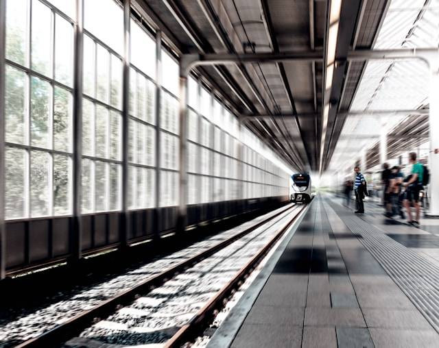 Stasiun Dekat Perpustakaan Jusuf Kalla. Foto hanya ilustrasi, bukan tempat sebenarnya. Sumber: Unsplash/Stijn