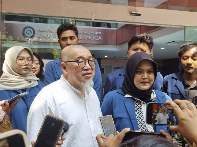 Dekan FISIP Unair, Prof Bagong Suyanto (baju putih) dan Ketua BEM FISIP Unair, Tuffahati Ullayyah Bachtiar (kerudung hitam) usai pertemuan buntut pembekuan BEM FISIP Unair atas pemasangan karangan bunga, Senin (28/10/2024). Foto:  Farusma Okta Verdian/kumparan