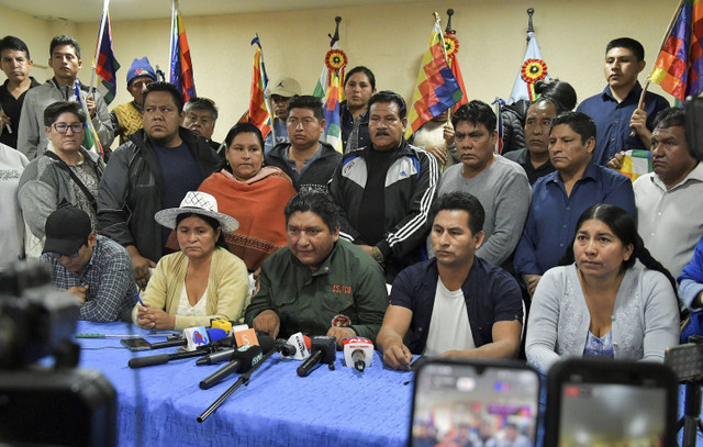 Para pendukung mantan Presiden Bolivia Evo Morales berbicara kepada media setelah Morales mengatakan bahwa kendaraannya ditembaki pada hari Minggu (27/10) di Cochabamba, Bolivia, Minggu (27/10/2024). Foto: Patricia Pinto/REUTERS