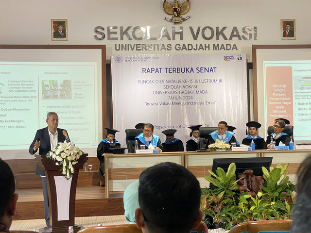 Wakil Menteri Keuangan RI, Anggito Abimanyu, saat memberikan pemaparan di acara Puncak Dies Natalis ke-15 dan Lustrum III SV UGM, Senin (28/10). Foto: Resti Damayanti/Pandangan Jogja