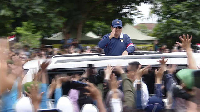 Warga Magelang antusias menyapa Presiden Prabowo Subianto usai Retreat Kabinet Merah Putih. Foto: Dok. Istimewa