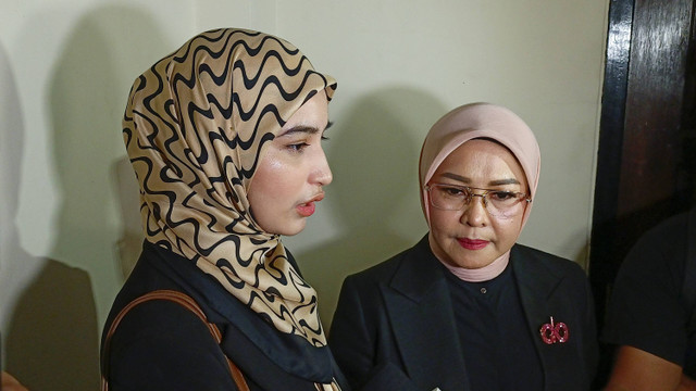 Cut Intan Nabila didampingi kuasa hukumnya Ana Sofa Yuking di Pengadilan Negeri Cibinong, Senin (28/10/2024). Foto: Aprilandika Pratama/kumparan