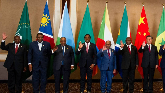 Sumber: https://www.gettyimages.com/detail/news-photo/namibia-president-hage-geingob-zambian-president-hakainde-news-photo/1620653266?adppopup=true